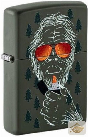 Zippo Bigfoot mit Sonnenbrille und Zippo in der Hand