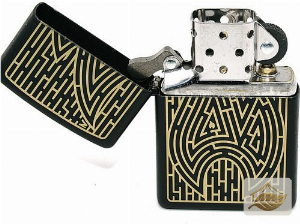 Zippo Black Maze Feuerzeug, Black Matte mit Gold