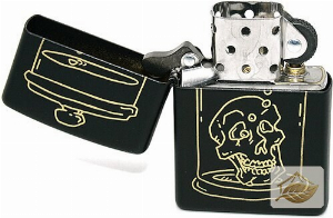 Zippo Feuerzeug Totenkopf im Glas, Schwarz Matt