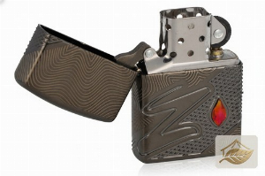Zippo Wellendesign Black Ice mit rotem Flammen-Emblem