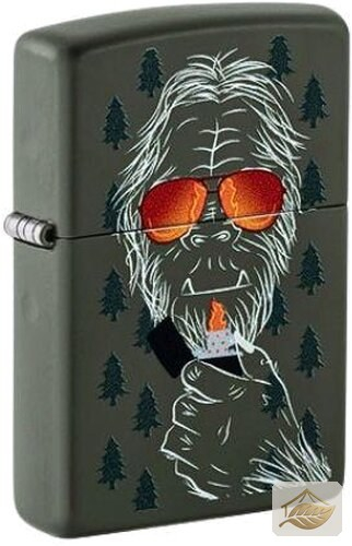 Zippo Bigfoot mit Sonnenbrille und Zippo in der Hand