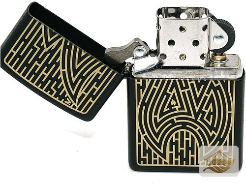 Zippo Black Maze Feuerzeug, Black Matte mit Gold