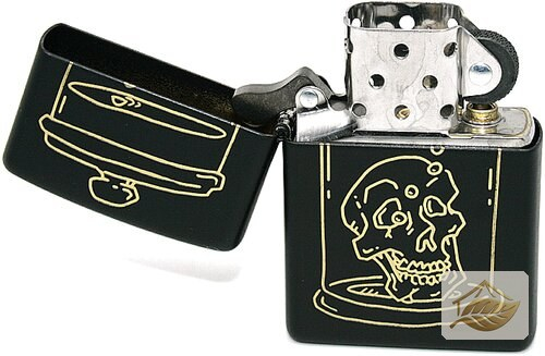 Zippo Feuerzeug Totenkopf im Glas, Schwarz Matt