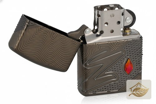 Zippo Wellendesign Black Ice mit rotem Flammen-Emblem